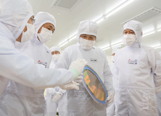 추경호 부총리 겸 기획재정부 장관이 9월 27일 경기도 이천 SK하이닉스 이천사업장을 방문해 반도체 생산 현장을 둘러보며 관계자의 설명을 듣고 있다. [기획재정부 제공]